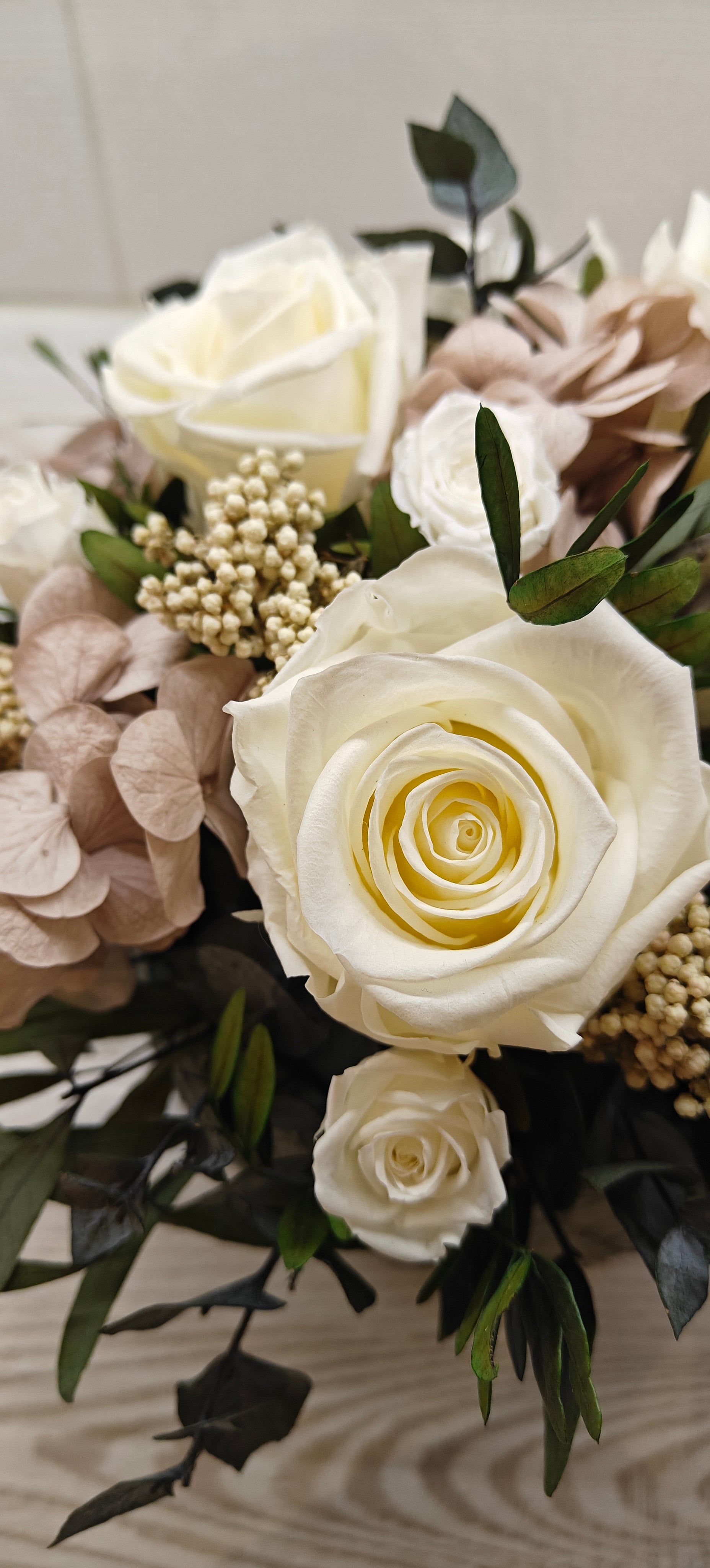 Valo - valko-vihreä kukka-asetelma nukkuvista kukista