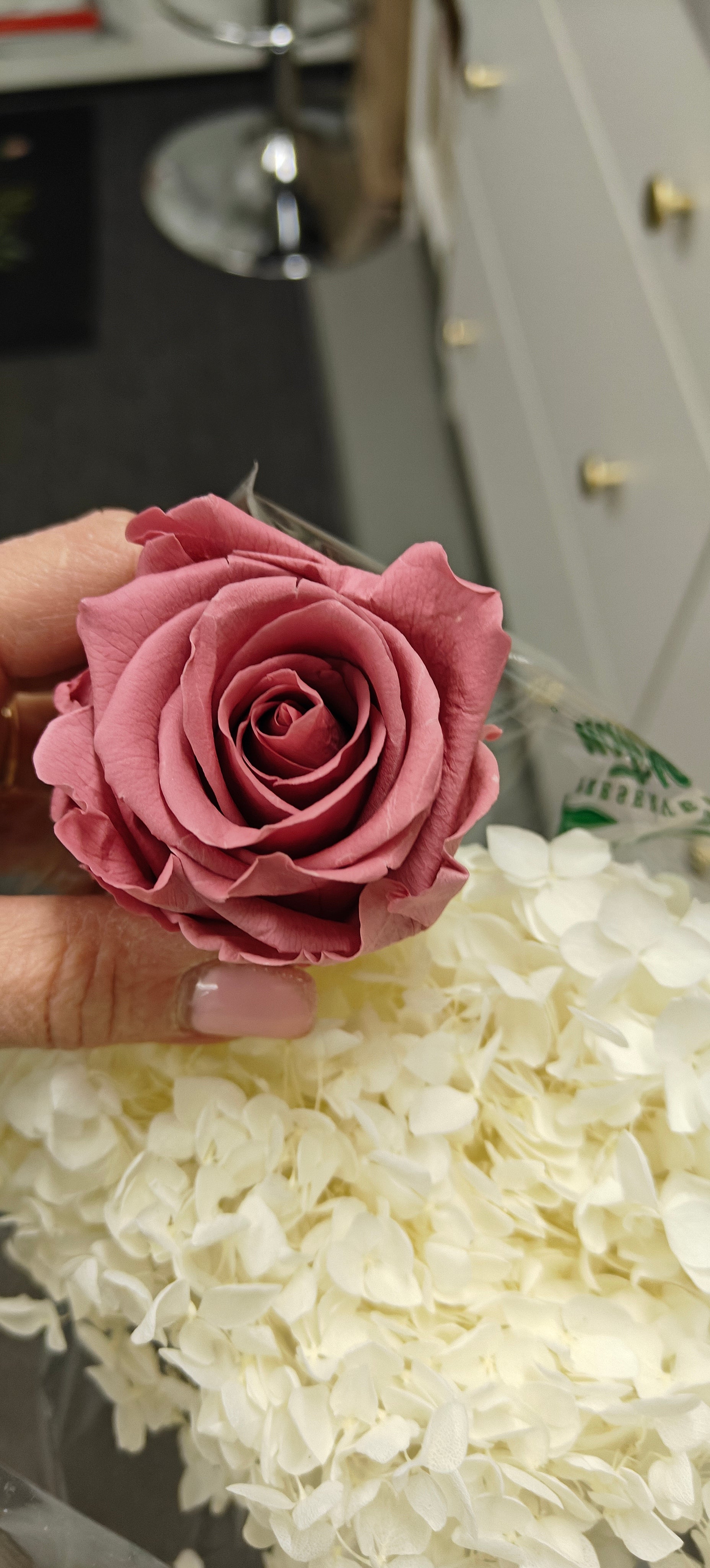 Hempeys - vanha roosa kukka-asetelma nukkuvista kukista